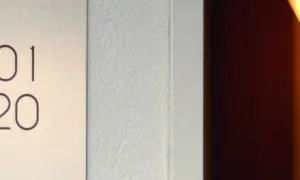 Numery pokoi hotelowych 501 i 520 na metalowej tabliczce.