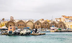 Port w Chanii, z łodziami i zabytkowymi budynkami, to jedna z głównych atrakcji miasta.