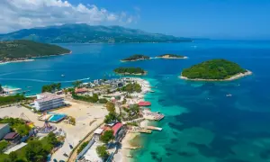 Albania, czerwiec: słoneczna pogoda nad turkusowym morzem, wyspy, plaże i kurorty. Idealne miejsce na wakacje.