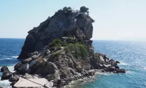 Kaplica na skale, gdzie kręcono film Mamma Mia, na greckiej wyspie Skopelos.