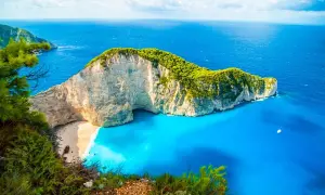 Navagio Beach, Zakynthos – jedno z najpiękniejszych miejsc w Grecji. Białe klify, turkusowa woda i wrak statku tworzą rajski krajobraz.