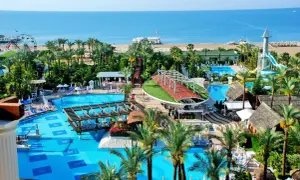 Luksusowy resort Delphin Diva z basenami, zjeżdżalniami i widokiem na morze. Idealne miejsce na wakacje.