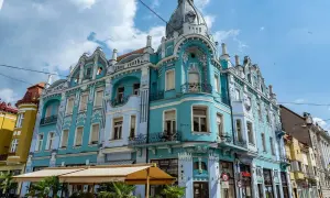 Piękne, błękitne kamienice w stylu secesyjnym zdobią ulicę w Oradea, Rumunia.