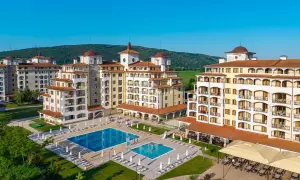 Luksusowy hotel z basenami i leżakami, idealny na wakacje all inclusive w Bułgarii.