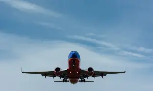 Samolot zbliża się do lądowania. Pytanie, czy w ciąży można latać samolotem, nurtuje wiele przyszłych mam.