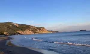 Piękna plaża na Zakynthos, idealna pogoda w sierpniu. Spokojne morze i łagodne fale.