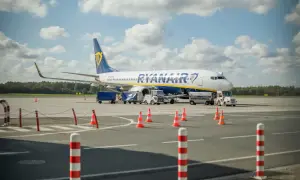 Samolot Ryanair na płycie lotniska, przygotowywany do lotu. Zastanawiasz się, ile wcześnie być na lotnisku?