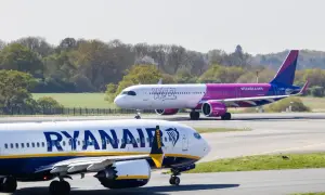 Dwa samoloty, Ryanair i Wizz Air, na płycie lotniska. Zastanawiasz się, kiedy kupować bilety lotnicze?