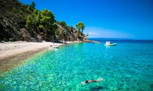 Plaża z turkusową wodą, idealna na snorkeling. W okolicy Salonik mnóstwo takich atrakcji.