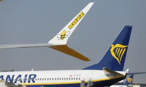 Samolot Buzz z pszczółką i samolot Ryanair. Lot rejsowy a czarterowy - oba lecą.