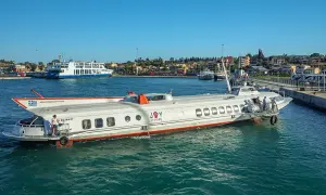 Hydrofoil "Joy Cruises" gotowy do rejsu z Korfu do Sarandy. W tle widać prom pasażerski.