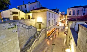 Wieczorny spacer po Zadarze. Kamienne schody i urokliwa uliczka z restauracjami, idealne miejsce dla każdego zadar przewodnik.