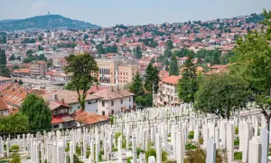 Sarajewo co zobaczyć: cmentarz Kovači z widokiem na miasto i wzgórza.