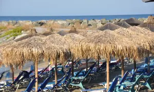 Słomiane parasole i leżaki na plaży, idealne na relaks. Riwiera Olimpijska atrakcje czekają!
