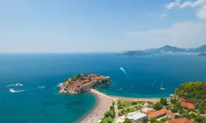 Czarnogóra jakie morze? Widok na wyspę Sveti Stefan i turkusowe wody Adriatyku.