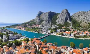 Widok na miasto Omis w Chorwacji z rzeką Cetina i górami. Czy w Chorwacji jest bezpiecznie? Tak, to spokojne miejsce na wakacje.