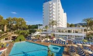 Hotel Mimosa Park z basenem i leżakami, idealne miejsce na wakacje.