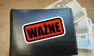 Czarny portfel z pieniędzmi i naklejką "WAŻNE". Może to być przypomnienie o konieczności zapłacenia podatku turystycznego.