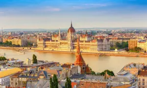 Budapeszt, perła Dunaju. Widok na Parlament i zabytkowe kamienice, idealne na węgry trasa.