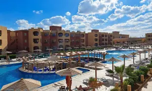 Casa Mare Resort (dawniej Royal Tulip Beach Resort) z basenami, leżakami i palmami pod błękitnym niebem.