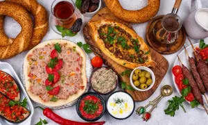 Pyszne albania jedzenie: pide, lahmacun, kebaby, bakłażany z warzywami, oliwki, dipy, chałka i herbata.