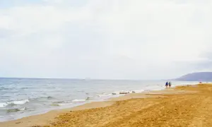 Spacerem po plaży na Zakynthos. Pogoda w maju sprzyja spacerom, choć niebo jest lekko zachmurzone.