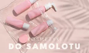 Różowe buteleczki kosmetyczne w przezroczystej kosmetyczce, idealne jako butelka filtrująca do samolotu.