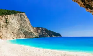 Rajska plaża na Lefkadzie, z białym żwirem i turkusową wodą. Warto zobaczyć!