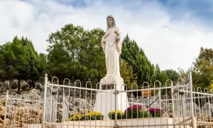 Pomnik Matki Bożej w Medziugorie. Szukasz informacji, jak dolecieć samolotem do Medziugorie?