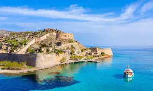 Spinalonga, Kreta. Idealna grecja temperatura październik, błękitne morze i zabytkowa twierdza.
