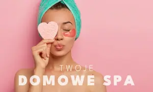 Kobieta z ręcznikiem na głowie i płatkami pod oczy trzyma serduszko. Czas na **dobre spa** w domu!