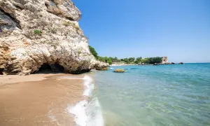 Bułgaria najpiękniejsze plaże: skaliste wybrzeże, piaszczysta plaża i krystalicznie czysta woda Morza Czarnego.
