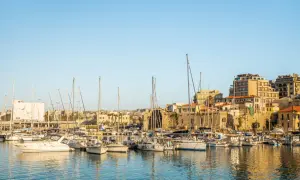 Heraklion co zobaczyć: malowniczy port z żaglówkami i zabytkową architekturą.