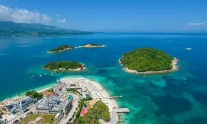 Albania, Ksamil. W marcu pogoda już zachęca do plażowania, widać turkusowe morze i zielone wyspy.