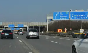 Na autostradzie w Austrii, znaki drogowe wskazują kierunki do Linzu, St. Pölten i Wiednia. Jak sprawdzić ważność winiety Austria?