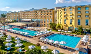 Luksusowy hotel na Cyprze z basenami i leżakami, idealny na wakacje all inclusive.