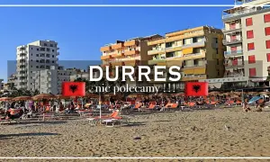 Plaża w Durrës, Albania. Widok na hotele i leżaki. Napis "DURRES nie polecamy !!!" i flaga Albanii.
