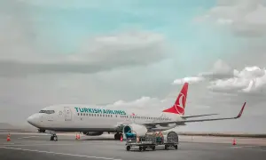 Samolot czarterowy Turkish Airlines na płycie lotniska, gotowy do podróży.