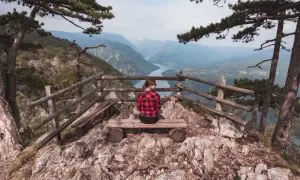 Widok na rzekę z punktu widokowego w Serbii. Idealne miejsce, by zobaczyć, co Serbia ma do zaoferowania.