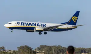 Samolot Ryanair ląduje, a ja zastanawiam się, ile przed odlotem otwierają bramki.