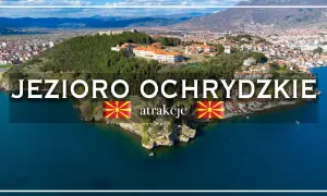 Widok na malownicze Jezioro Ochrydzkie z górami w tle i miastem na wzgórzu.