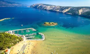 Idealne miejsce na wakacje: Chorwacja z dziećmi! Piaszczysta plaża, turkusowa woda i mnóstwo słońca.