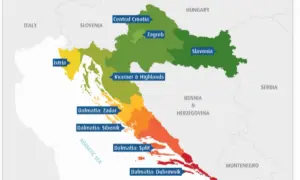 Mapa Chorwacji z zaznaczonymi regionami. Dalmacja rozciąga się wzdłuż wybrzeża Adriatyku, od Zadaru po Dubrownik.