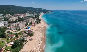 Bułgaria, Złote Piaski: widok z lotu ptaka na szeroką plażę z leżakami, hotele i park rozrywki. Atrakcje dla każdego!