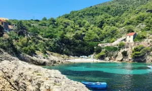 Ukryta zatoczka z turkusową wodą, kamienistą plażą i domkami na wzgórzu. Idealne miejsce na odkrycie mało znanych miejsc w Chorwacji.