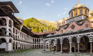 Rila Monastery, Bułgaria. Wrzesień to idealny czas na zwiedzanie, gdy temperatura jest przyjemna, a góry zachwycają zielenią.