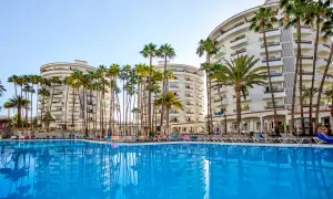 Luksusowy hotel z basenem i palmami na Gran Canarii. Idealne miejsce na wakacje all inclusive.