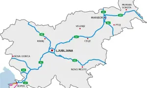 Mapa Słowenii z zaznaczonymi autostradami A1, A2, A3, A4, A5. Widoczne główne miasta: Lublana, Maribor, Celje, Kranj, Koper, Nova Gorica, Novo Mesto, Velenje, Ptuj, Murska Sobota.
