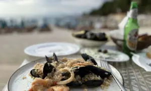 Pyszne risotto z owocami morza i mule w jednej z saranda restauracji, z widokiem na plażę i morze.