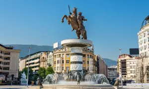 Pomnik Wojownika na koniu, fontanny i kolorowe budynki tworzą imponujący widok na skopje atrakcje.
